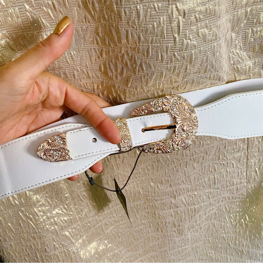 VINCE CAMUTO Elegant White Belt with Western Gold Buckle - Picture 5 of 13